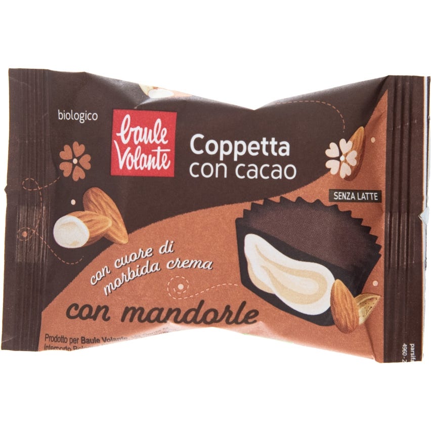 Coppetta con cacao con cuore di morbida crema con mandorle